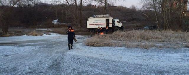 Под Саратовом спасатели сняли рыбака с отколовшейся льдины