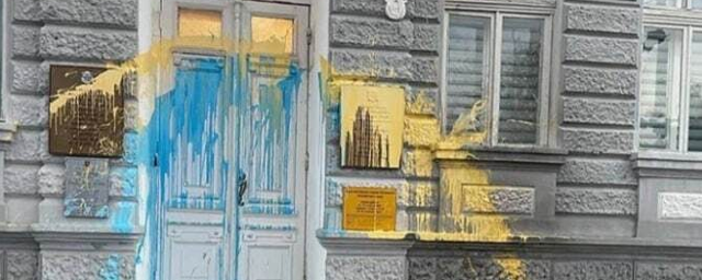 В Евпатории неизвестный облил желтой и синей краской двери мэрии
