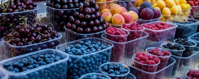 Инфекционист Иванова предостерегла от дегустации немытых ягод на рынке