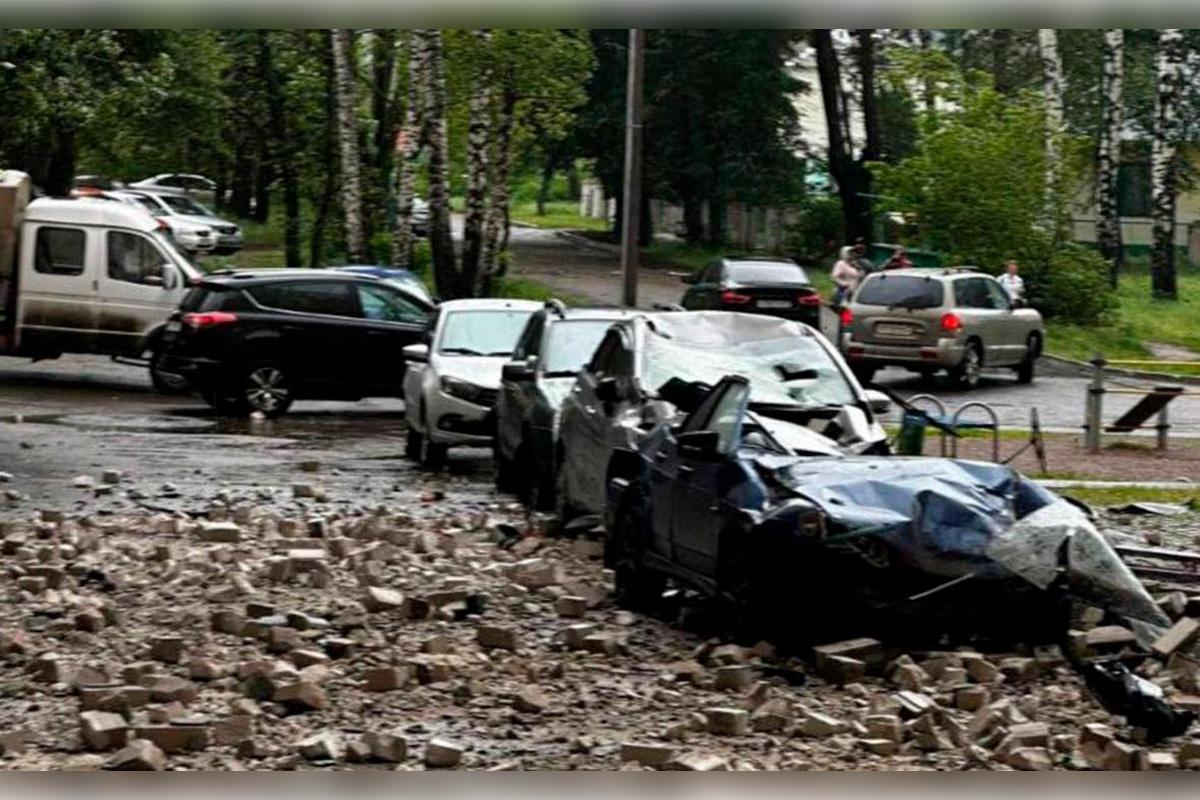 В Чебоксарах с жилого дома на машины упали кирпичи