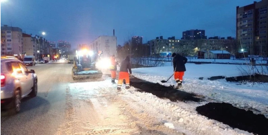 Жители Рязани возмущены дорожными рабочими, которые укладывают асфальт прямо в сугробы