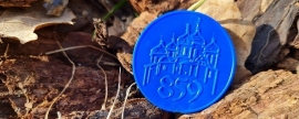 В Новгородской области стали создавать сувенирные значки из переработанных пластиковых крышек