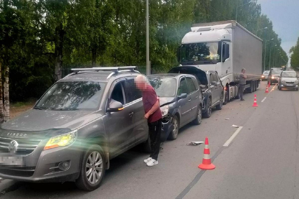 Массовая авария с участием пяти машин произошла на трассе под Псковом
