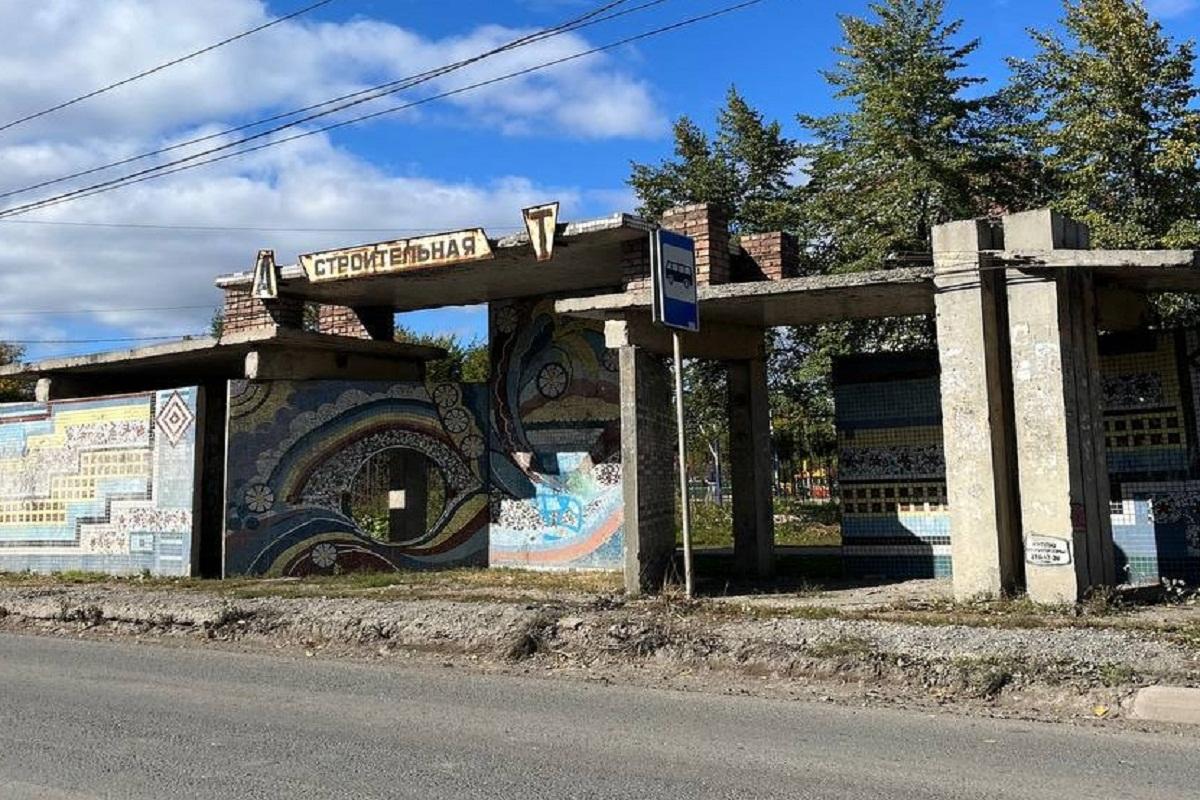 В Новосибирске снесут мозаичную остановку общественного транспорта «Строительная»