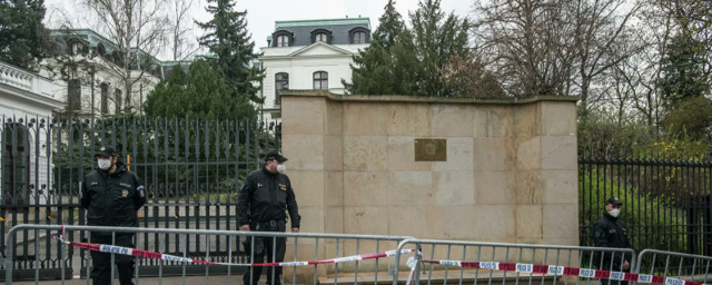 Прага требует лишить российское посольство части территории