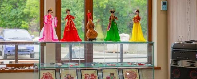 В Магадане открылась выставка ремесленных изделий мастеров из Китая