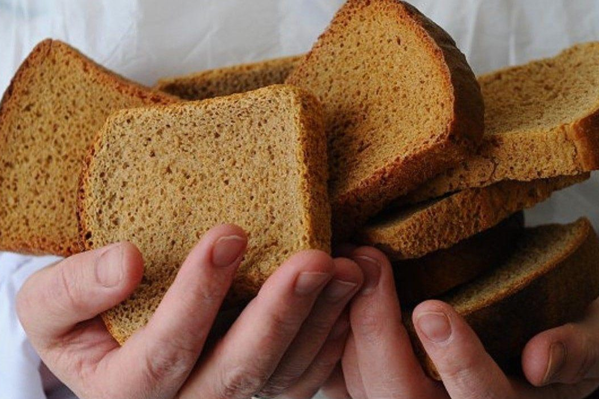 Дай кусочек хлеба. Хлеб. Хлеб в руках. Черствый хлеб. Корка хлеба.