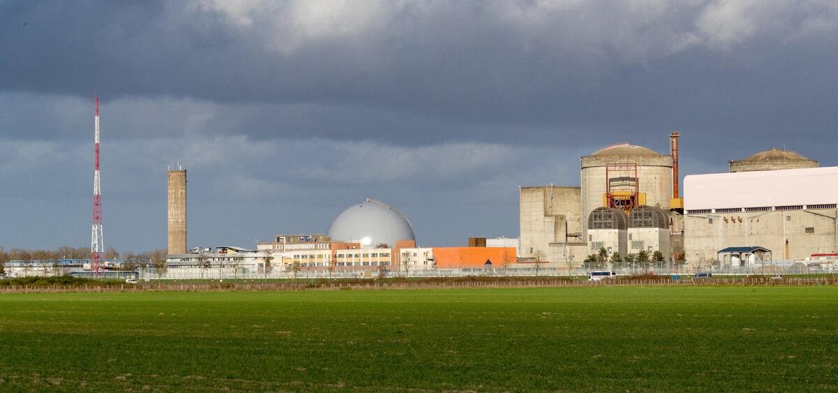 В связи с пожаром на атомной электростанции  «Шинон» во Франции были остановлены два энергоблока