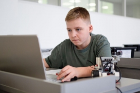 Более 300 старшеклассников из Москвы вышли в финал Всероссийской олимпиады по робототехнике