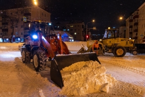 Улицу Вокзальную в Южно-Сахалинске наглухо засыпали снегом