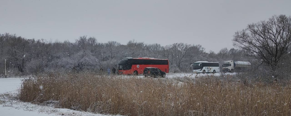 Стало известно, где в Приморье из-за снегопада закрыли дорогу большегрузам и автобусам