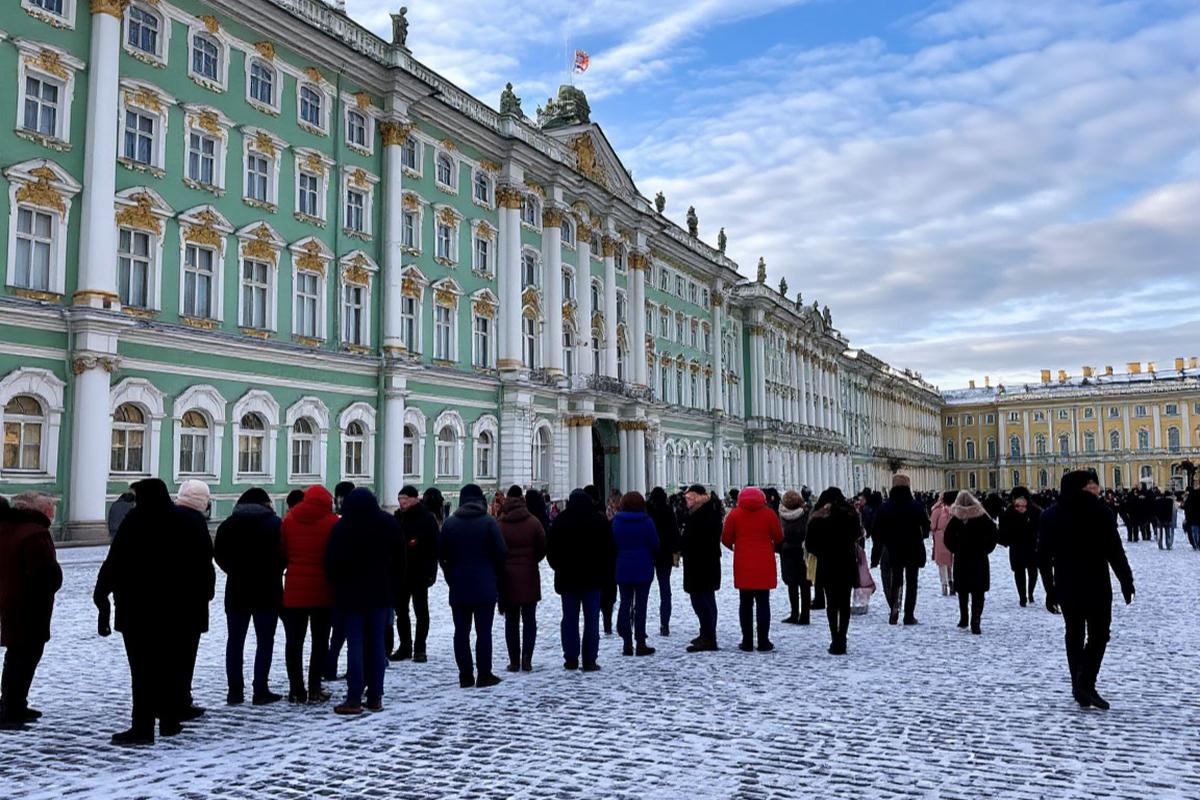 Огромная очередь выстроилась к Эрмитажу в Петербурге