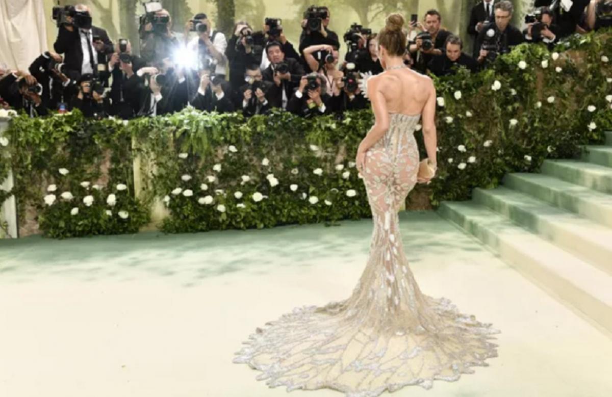 Голый» Met Gala: Звезды обнажились на благотворительном бале?