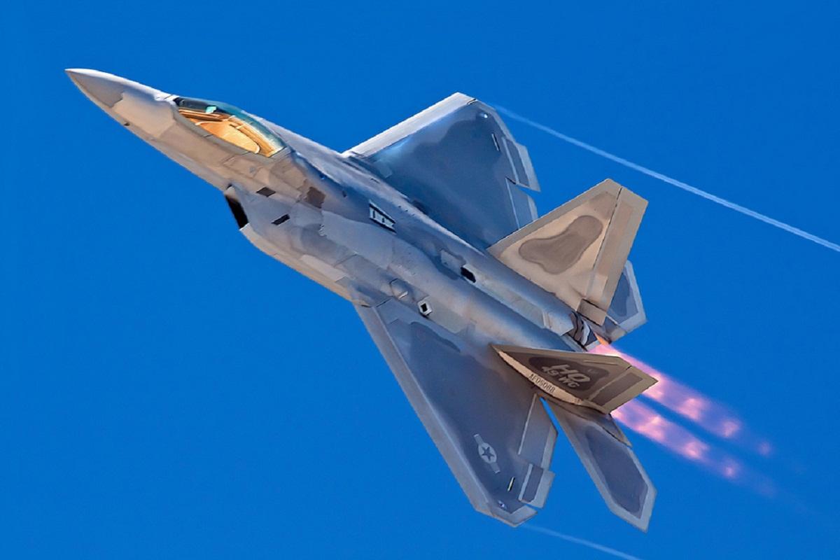 Американский самолет 5. F22 Raptor. F-22 Раптор. F22 стелс. Истребитель Lockheed Martin f-22a Raptor.