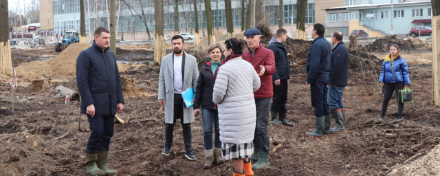 Денис Семенов с коллегами осмотрел будущий парк «Дубрава» в Павловском Посаде