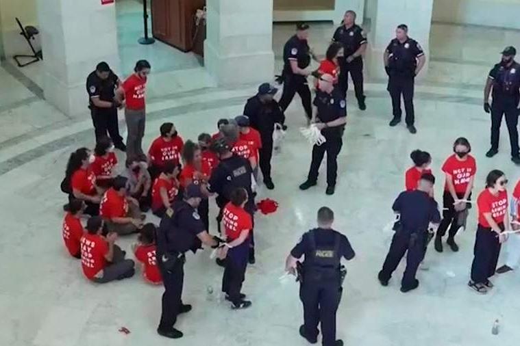 В Вашингтоне арестовали около 200 участников протеста в здании Конгресса