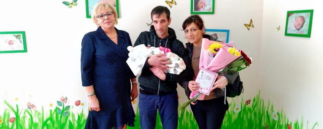Счастливых чеховцев, покидающих роддом, поздравляют с пополнением в семье
