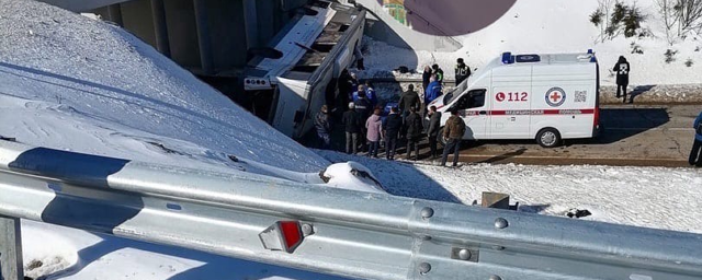 В результате падения автобуса в Подмосковье пострадали 13 человек, двое погибли