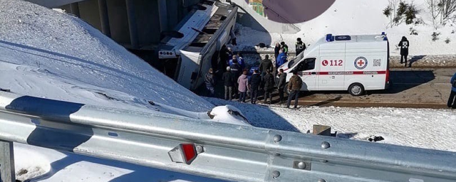 Где автобус упал. Авария автобуса Москва Волоколамск. Автобус перевернулся в Волоколамске. Автобус упал с эстакады в Москве.