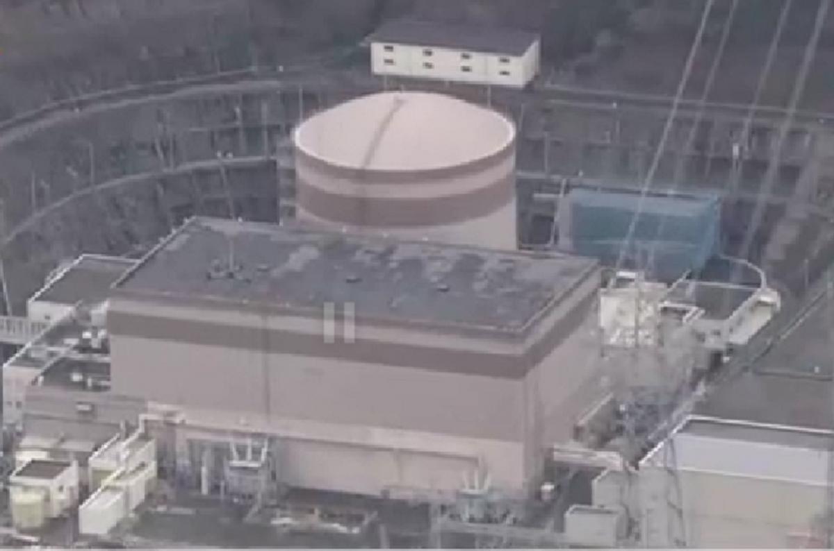 На первом энергоблоке японской АЭС «Цурага» отмечены задымление и искры, власти отслеживают ситуацию