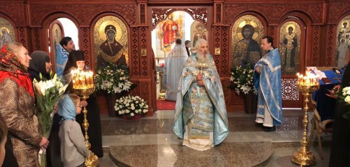 Видео: Лишенный сана отец Сергий продолжил богослужения в своём новом храме