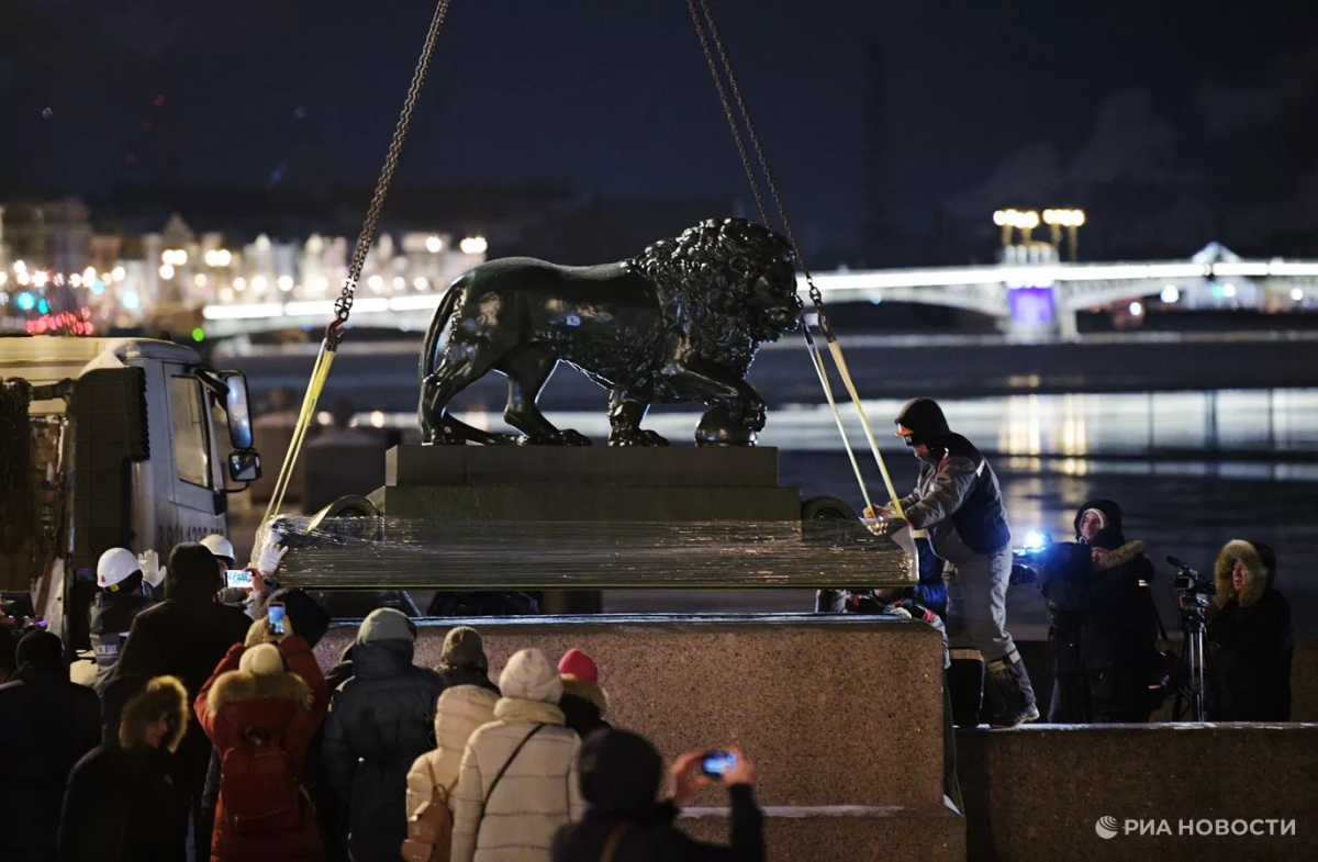 Скульптуры двух львов с набережной в Петербурге будут отреставрированы