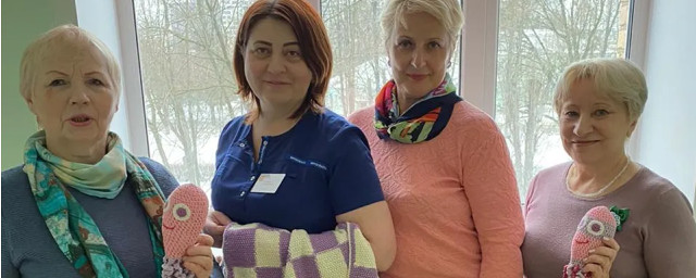 Инвалиды из Ивантеевки вяжут для недоношенных детей теплые вещи