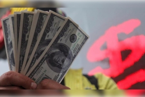 Россиянам посоветовали, какие доллары покупать