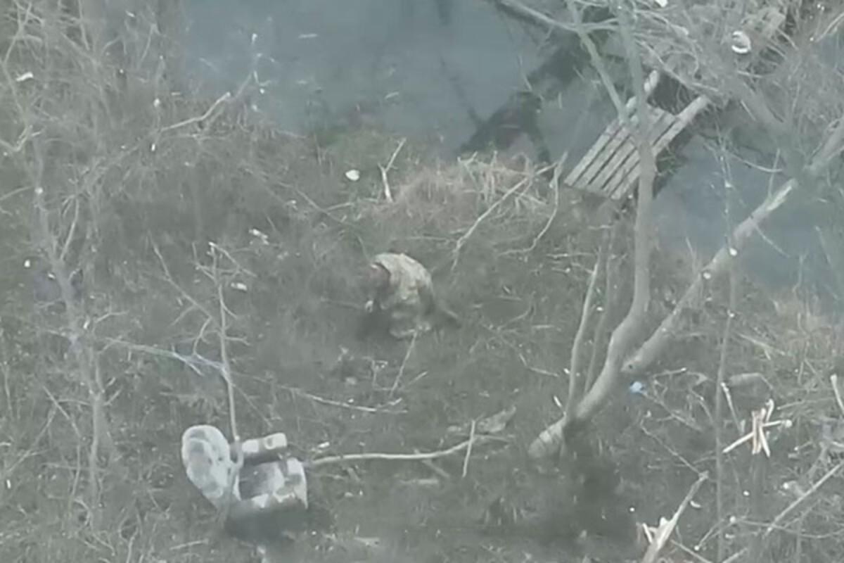 Российский оператор дрона пощадил молящегося украинского солдата