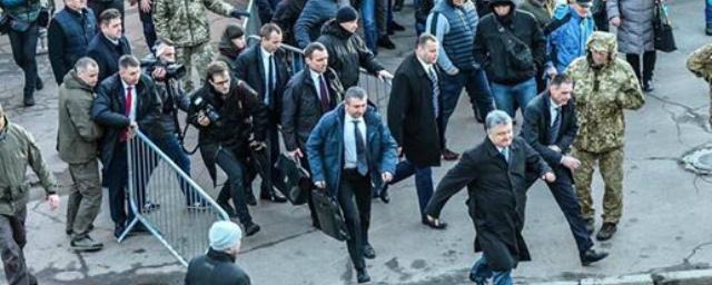 Порошенко сбежал уже со второго подряд митинга