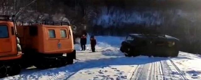 Магаданские спасатели вытащили из снега два застрявших автомобиля