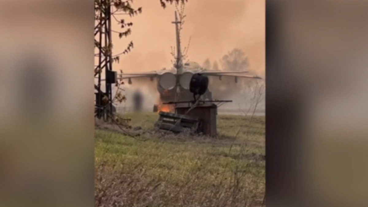 Шагол су сгорел. Поджёг истребителя в Новосибирске. Поджог Су 24 в Новосибирске. Самолет около деревни Партизан.