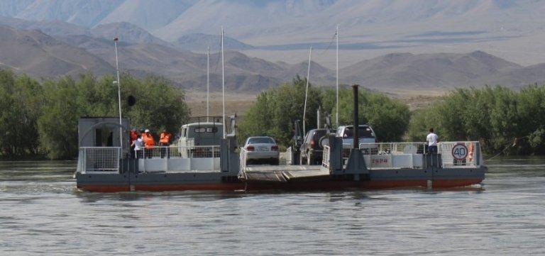 В Туве автомобиль с водителем упал с парома в реку