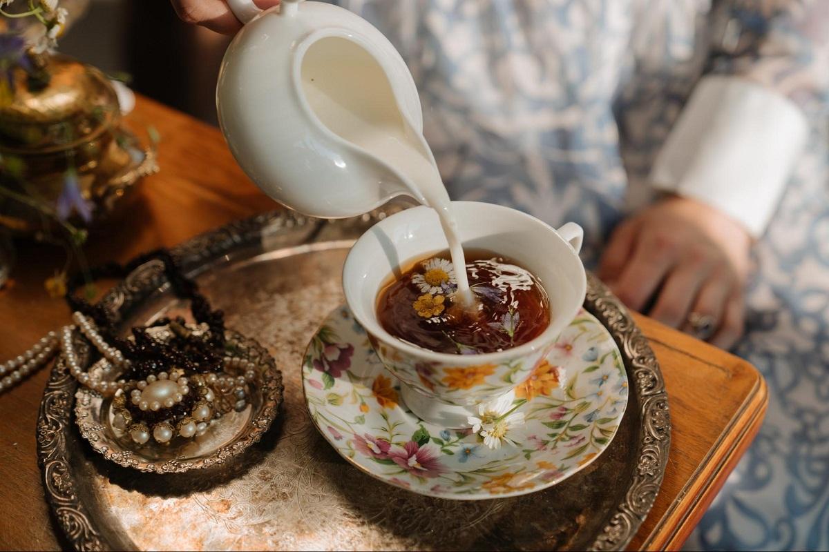 Традицию англичан пить чай с молоком назвали вредной для ЖКТ