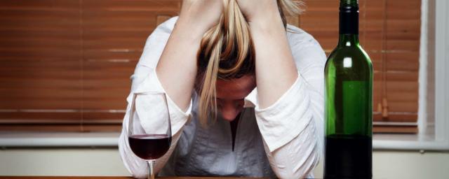 Психотерапевт Кумов рассказал об опасности употребления алкоголя при стрессе