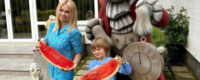Сына Рудковской начали избегать дети из-за слухов о его недуге
