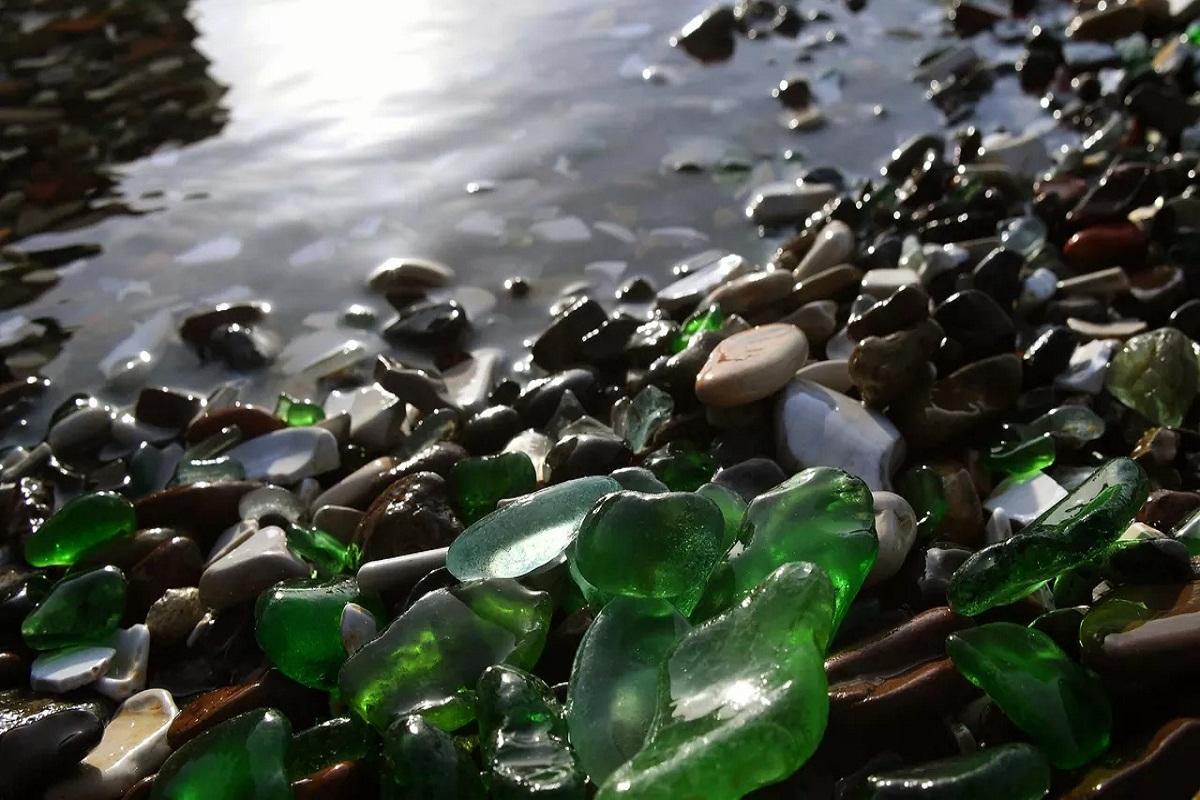 Жители Владивостока пожаловались на китайских туристов, вывозящих пляж Стеклянный по кусочкам