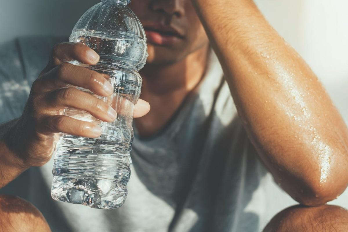 Опасность чая и кофе: врач объяснила, как летом избежать обезвоживания