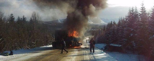 На Сахалине грузовик врезался в кран-балку и загорелся, погиб пассажир