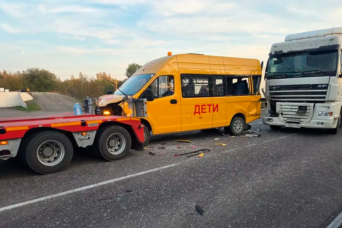 В Приморье в столкновении грузовиков и автобуса пострадали школьники