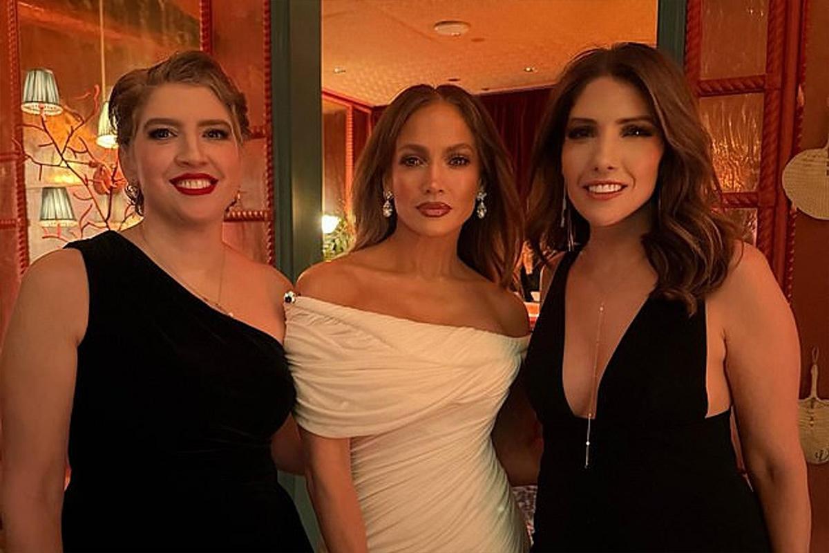 Дженнифер Лопес опубликовала редкое фото с родными сестрами