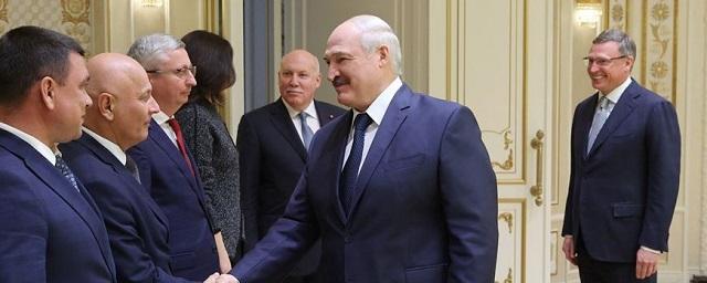 Губернатор Омской области подарил Лукашенко танк из костей мамонта