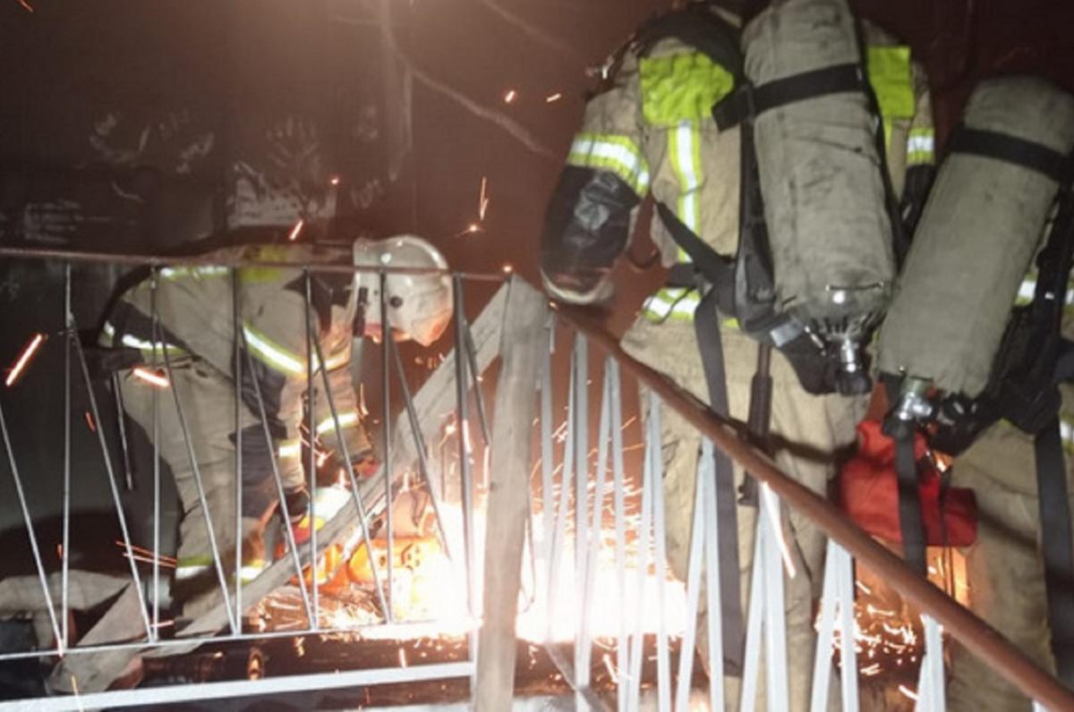 Неизвестные подожгли девятиэтажный дом в центре Екатеринбурга, пожарные эвакуировали 30 человек