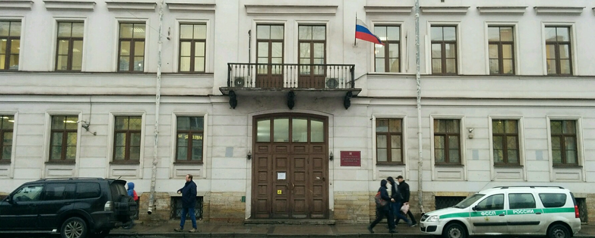 Петербургский пристав покончил с собой рядом со зданием суда