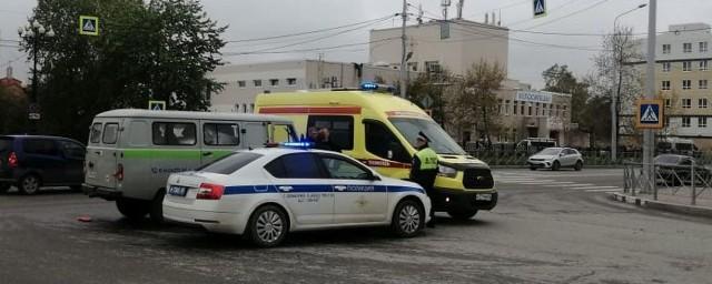 В Южно-Сахалинске автомобиль медслужбы врезался в Honda Fit, пострадала женщина