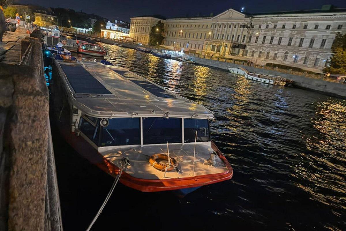 В Петербурге прогулочный теплоход «Чародейка» врезался в мост