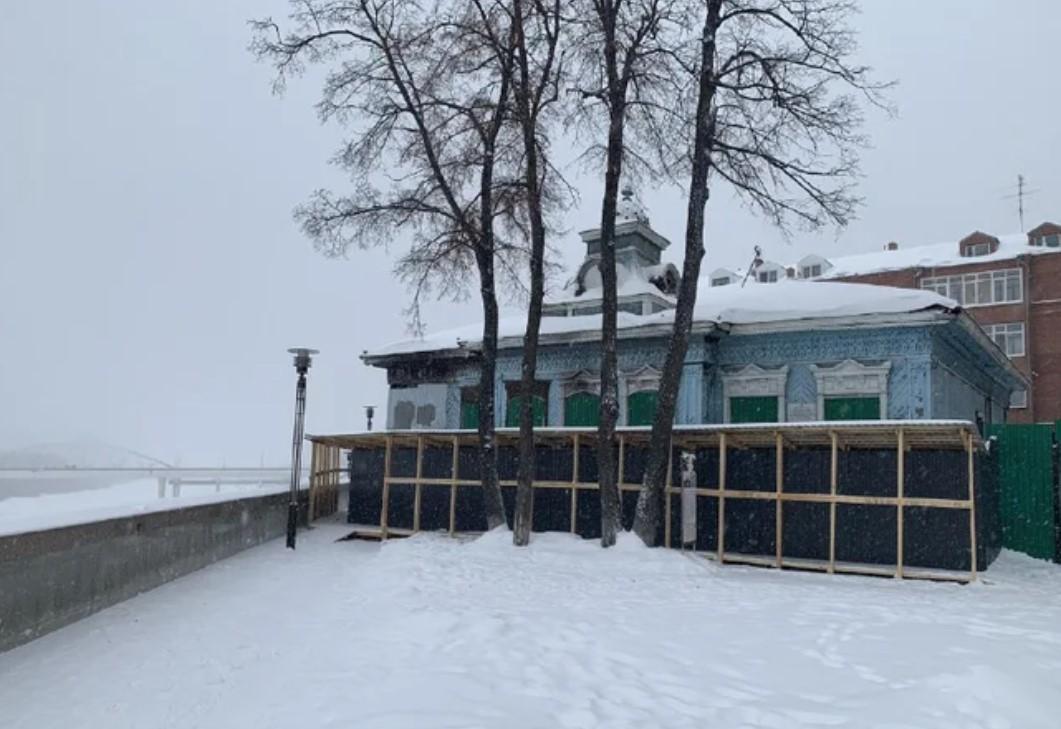 В Тюмени началась реставрация старинного дома на улице Семакова