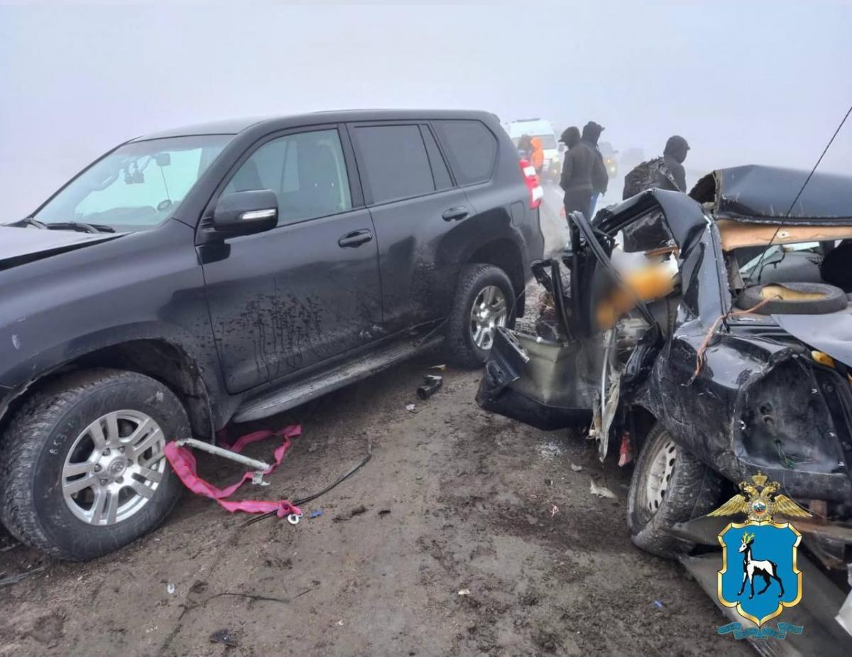 В Самарской области при столкновении КамАЗа с кирпичами и легковушки погиб водитель