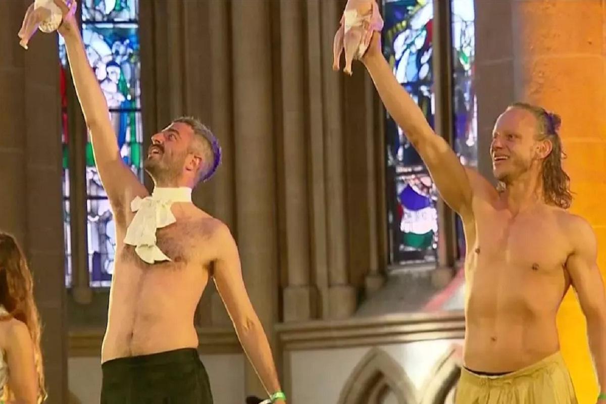 В Германии в католическом соборе устроили шоу с ощипанными цыплятами