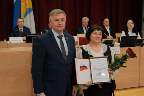 «Укрепление взаимодействия с муниципалитетами остается нашим приоритетом»: спикер Заксобрания Роман Береснев вручил награды лучшим депутатам и председателям муниципальных дум Кировской области